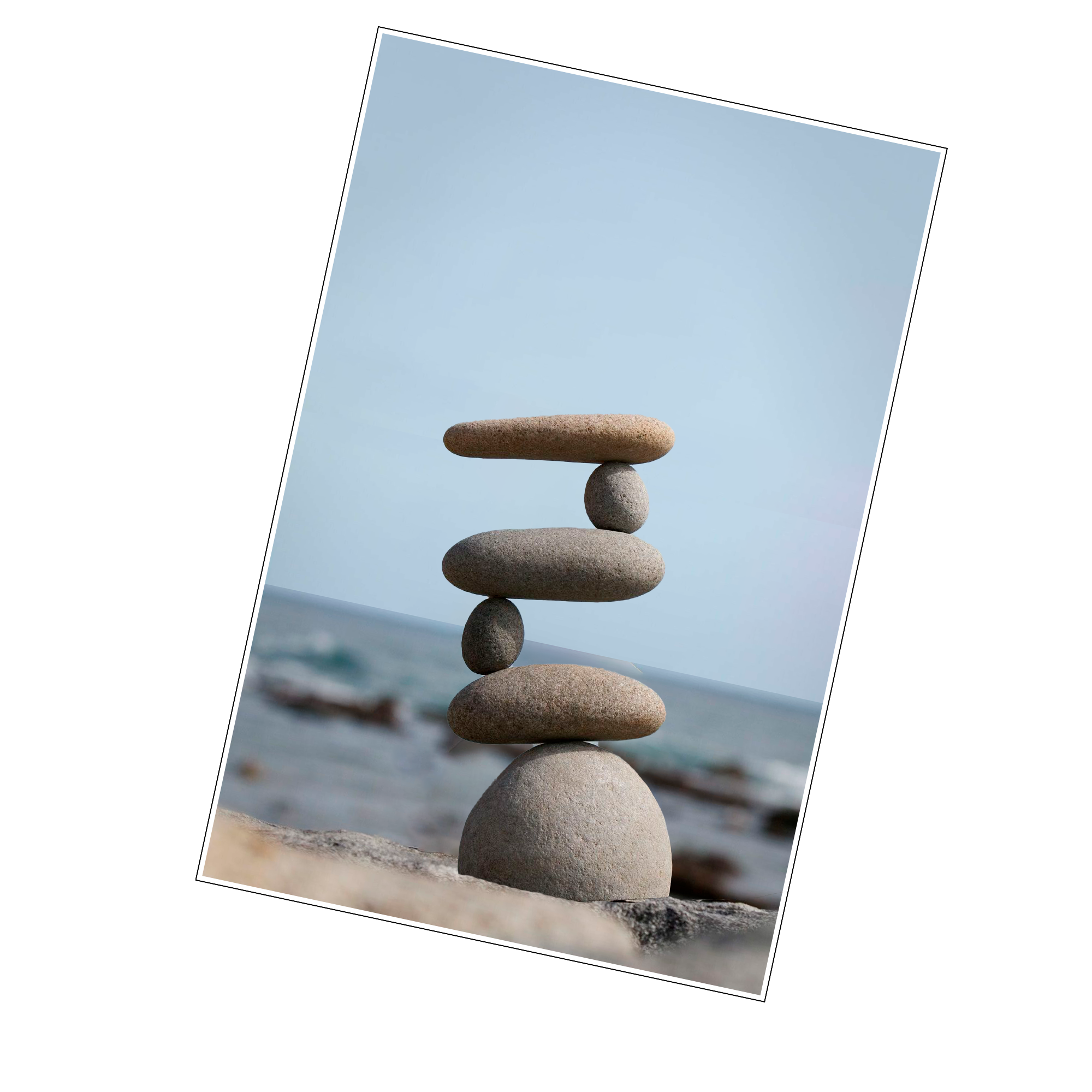 Piedras en equilibrio con la playa de fondo.