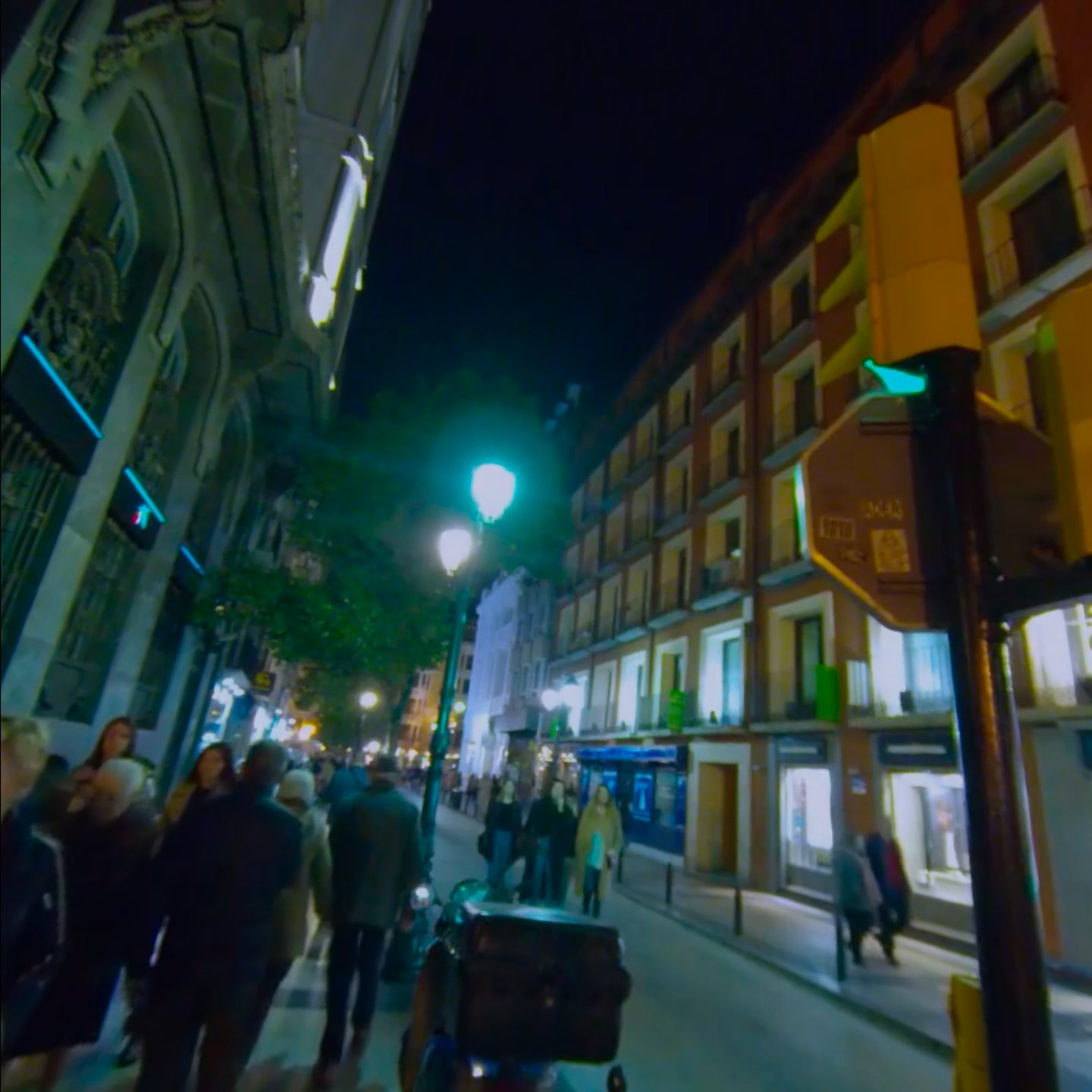 Vídeo calle del Coso de noche con gente paseando.