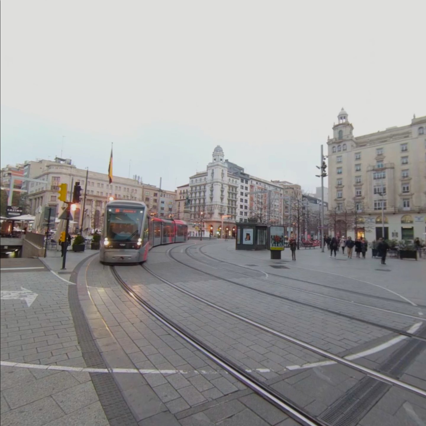 Vídeo plaza de España con el tranvía de frente.